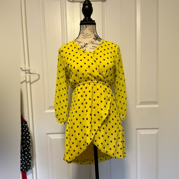 Cute Lightweight Long Sleeved Dress - Picture 3 of 5